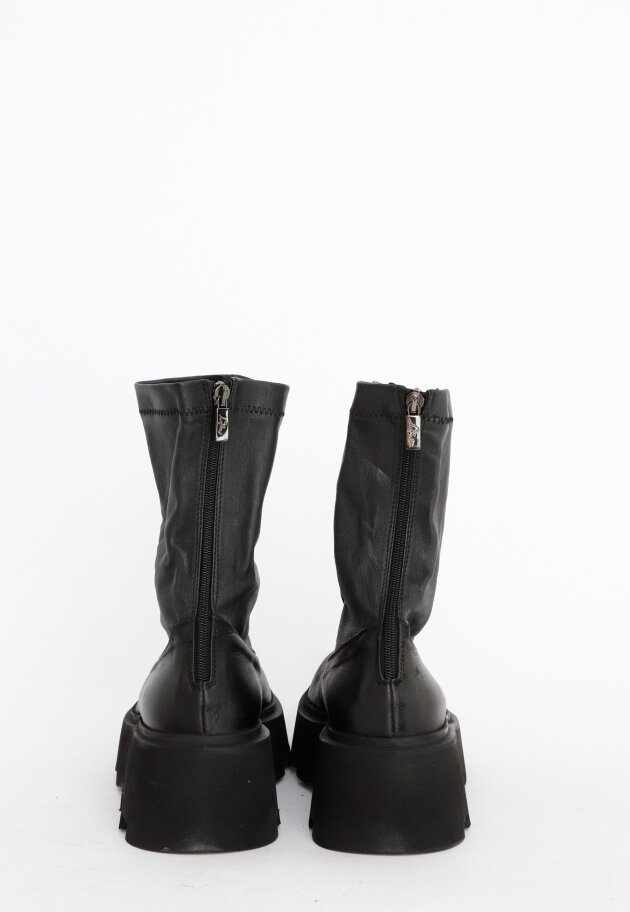 Lofina - Lofina boot with a chunky sole and stretchy leather