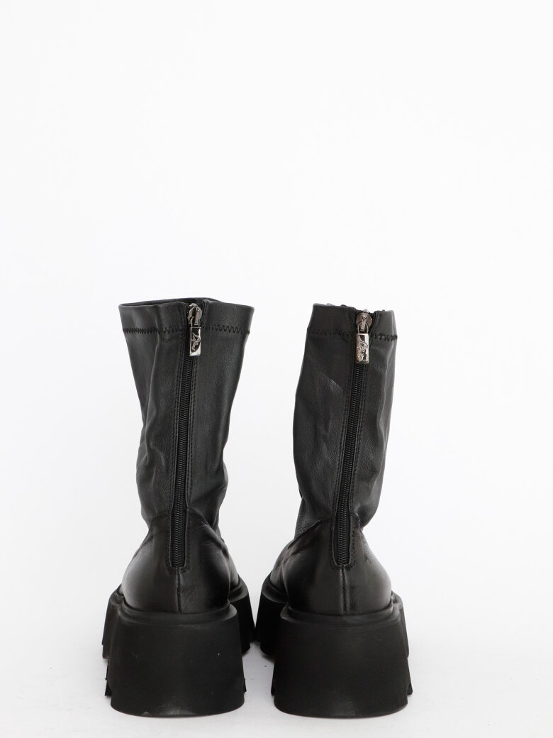 Lofina - Lofina boot with a chunky sole and stretchy leather