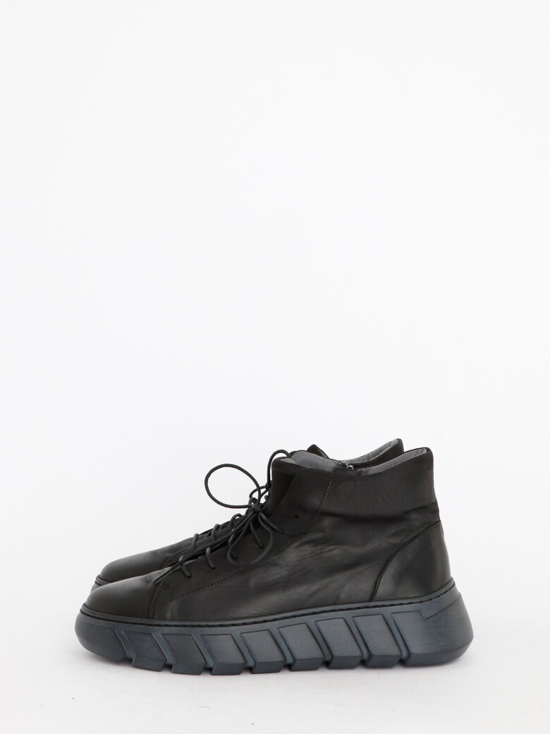 Lofina - Men shoe with a black sole and laces