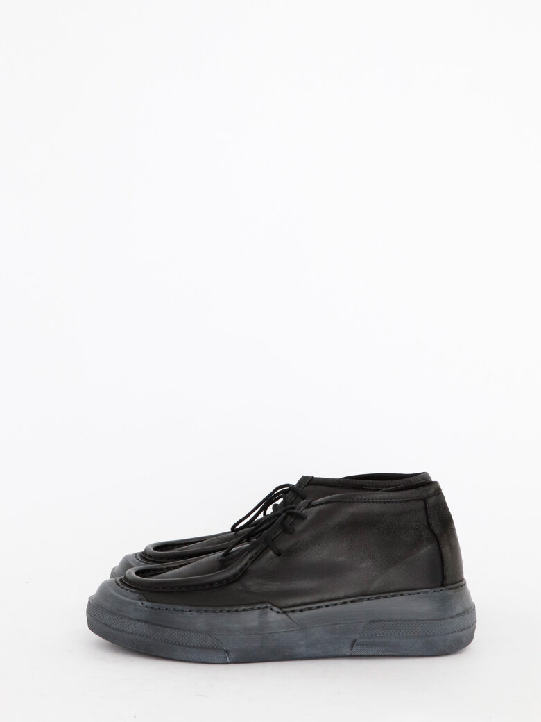 Lofina - Men shoe with a black sole and laces