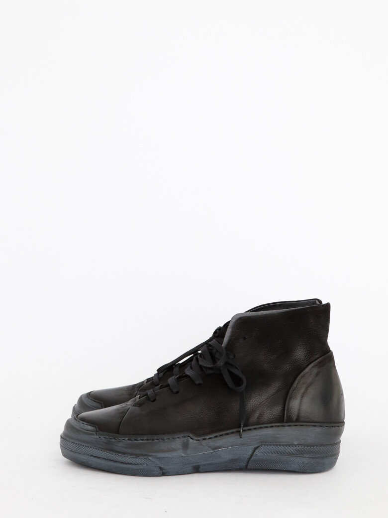 Lofina - Men shoe with a black sole and laces