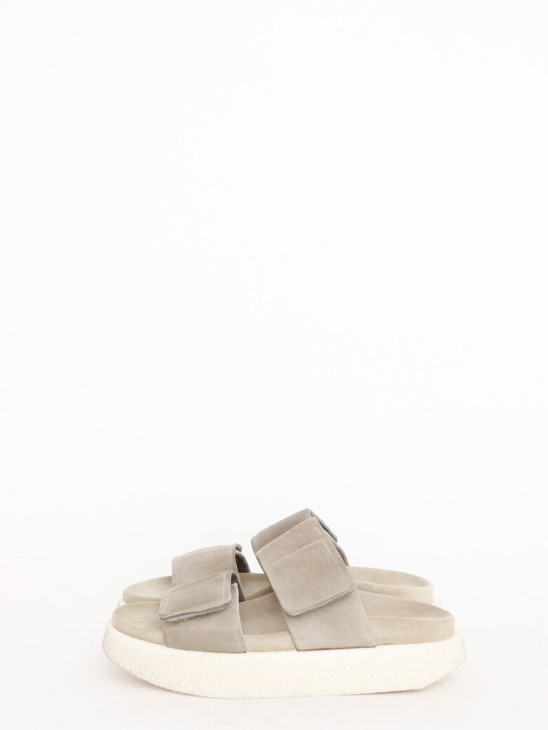 Lofina - Sandal in suede with a micro sole 