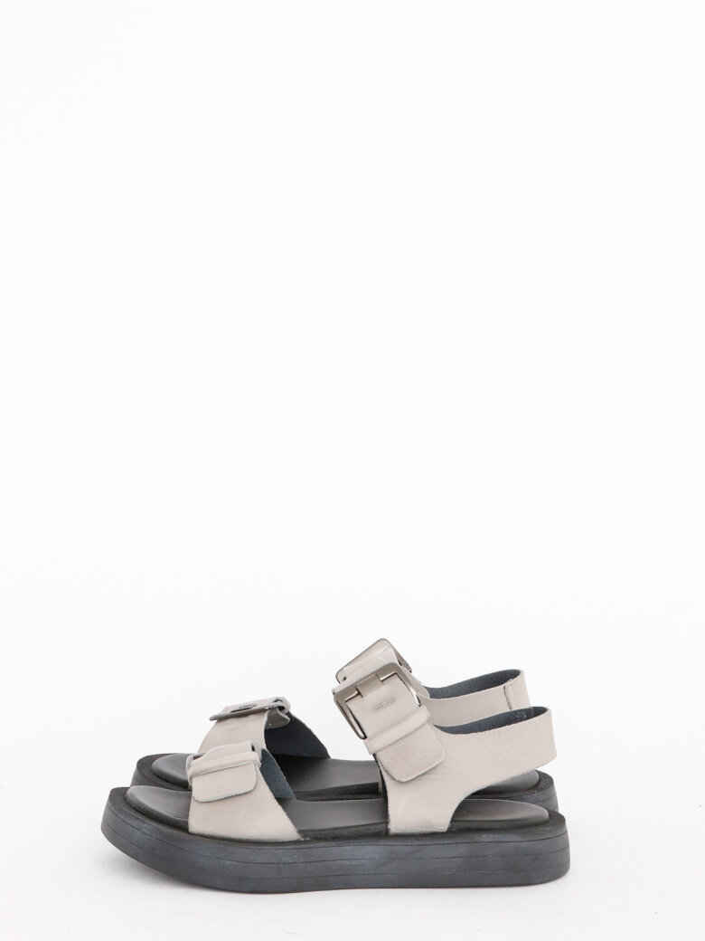 Lofina - Sandal with a rubber sole and buckle