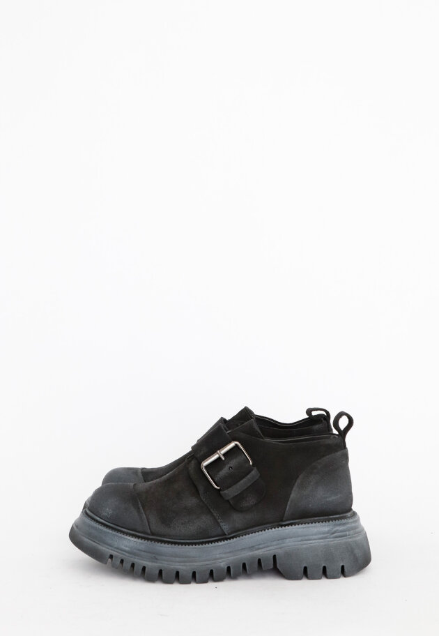 Lofina shoe with a buckle and a chunky sole