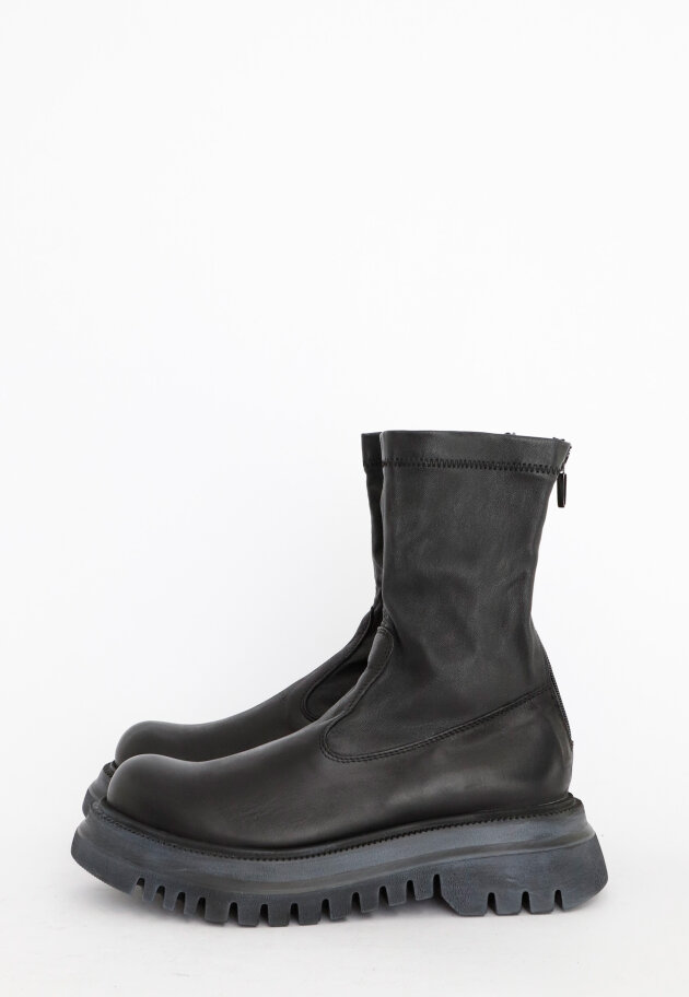 Lofina - Boot with a micro sole and stretch leather