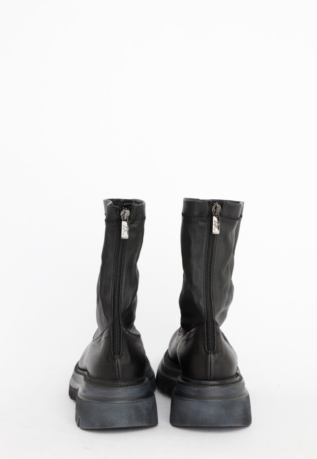 Lofina - Boot with a micro sole and stretch leather