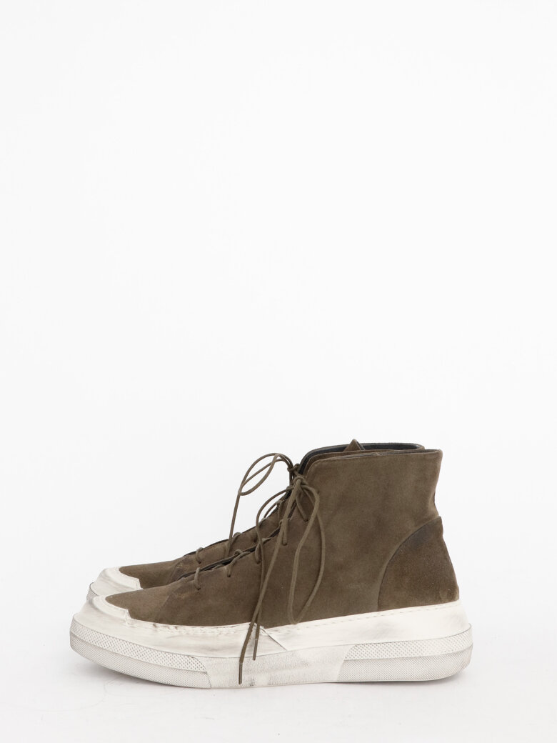 Lofina - Men shoe with a black sole and laces