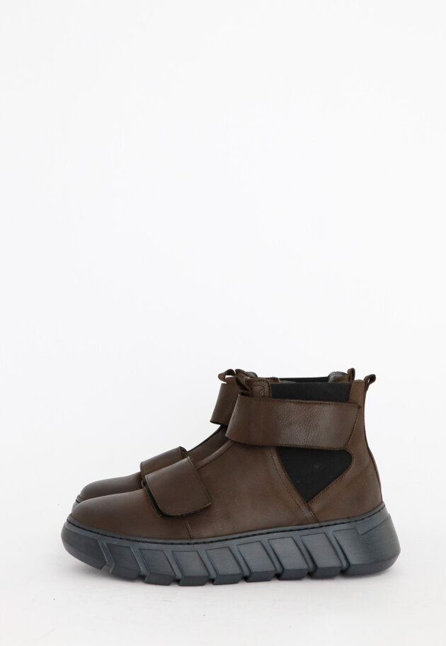 Lofina - Men shoe with a black sole and velcro