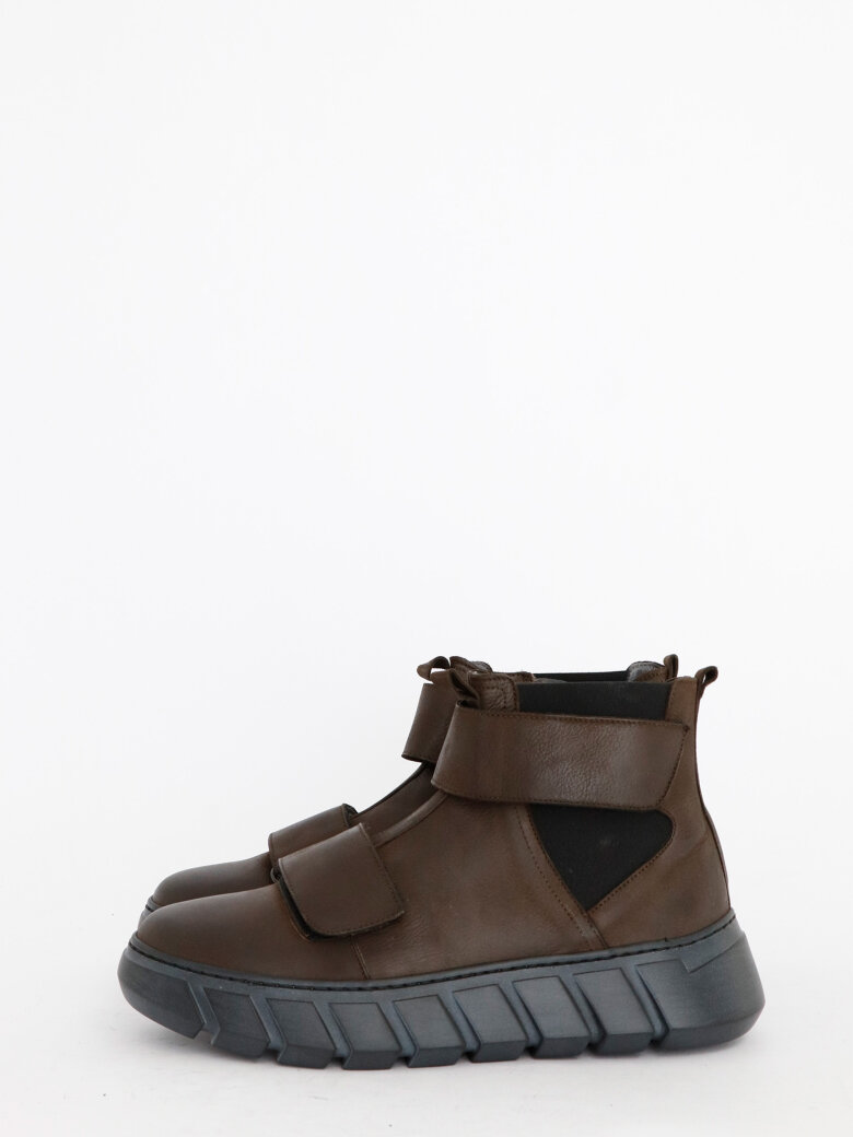 Lofina - Men shoe with a black sole and velcro