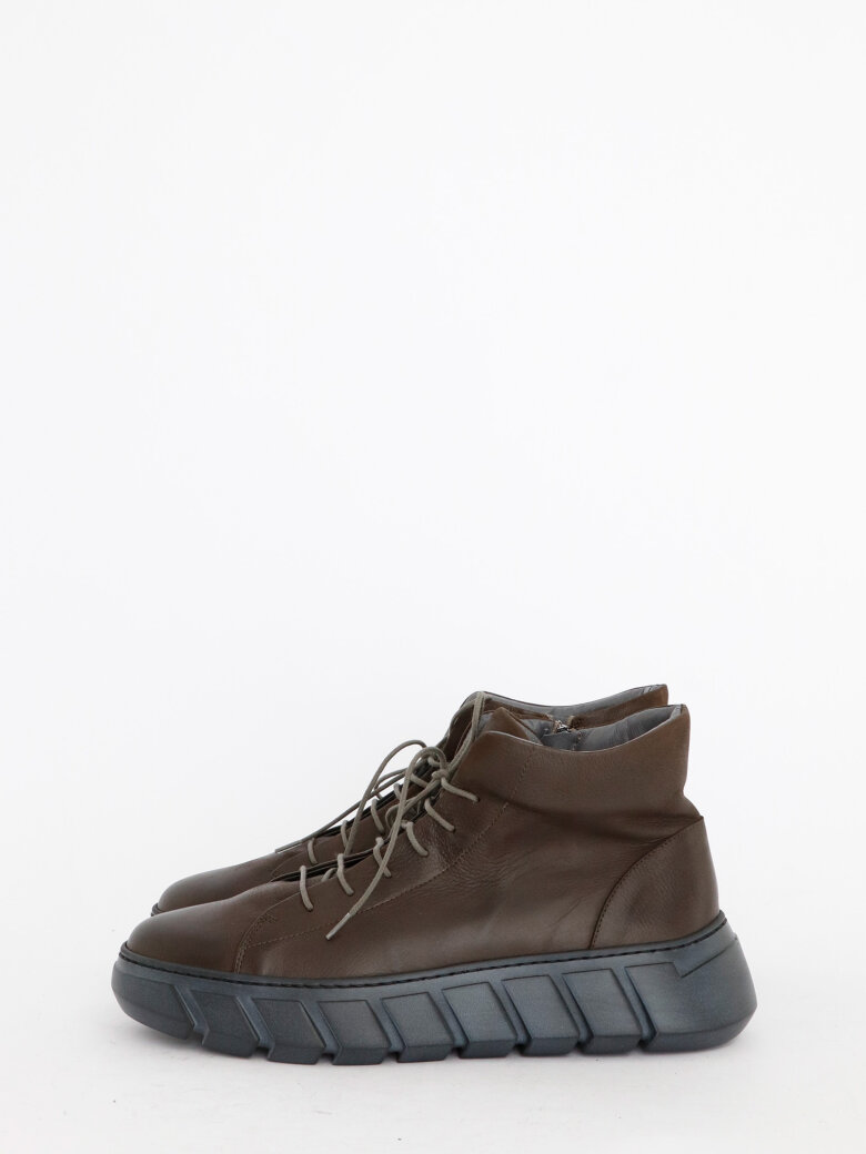 Lofina - Men shoe with a black sole and laces