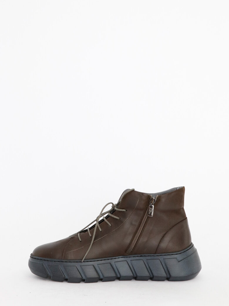 Lofina - Men shoe with a black sole and laces