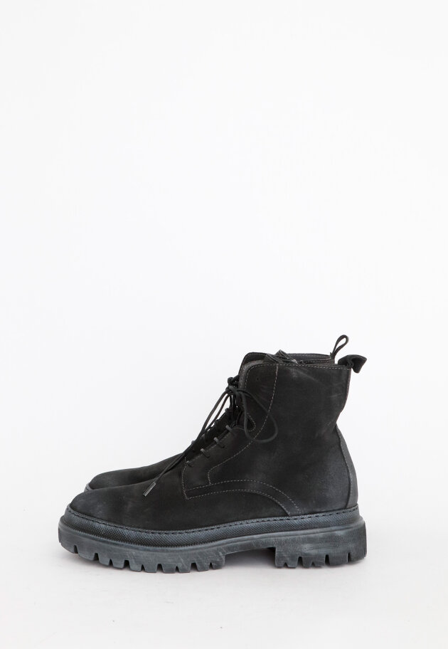 Lofina - Men bootie with a black sole and laces