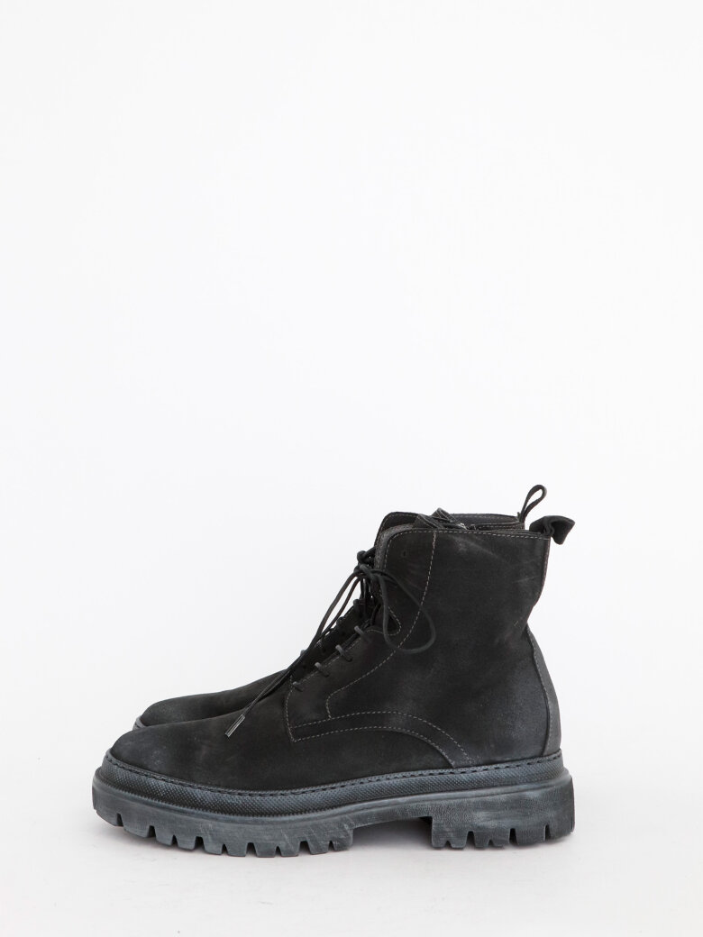 Lofina - Men bootie with a black sole and laces