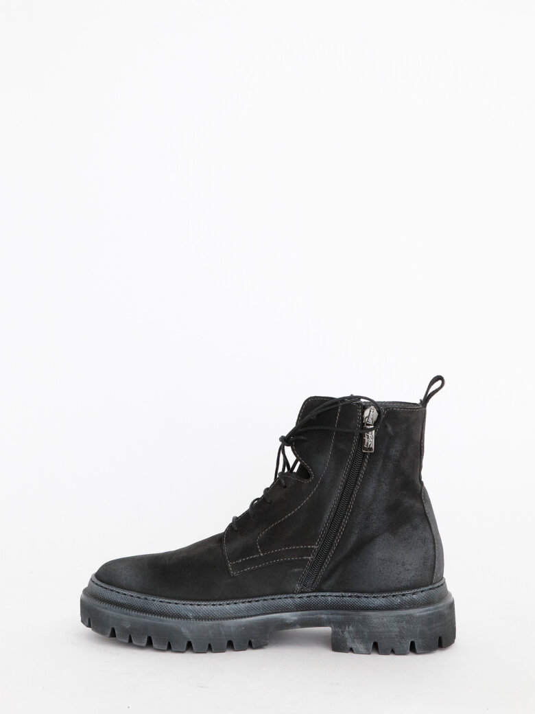 Lofina - Men bootie with a black sole and laces