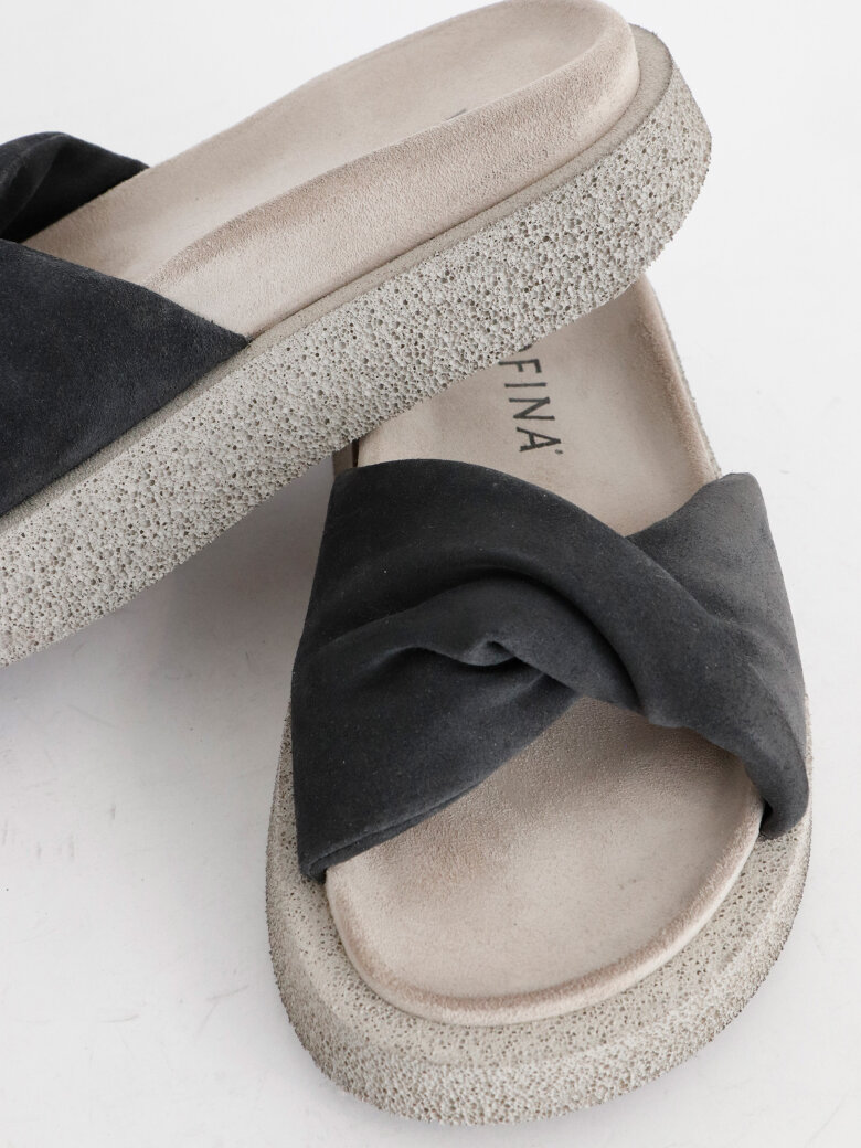 Lofina - Sandal in suede with a footbed sole