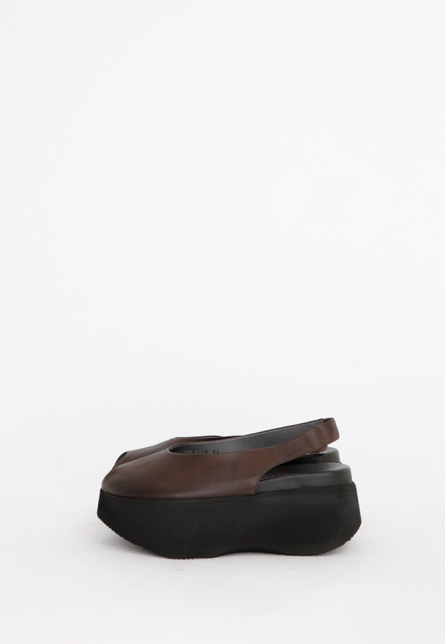 Lofina - Sandal with open toe and elastic