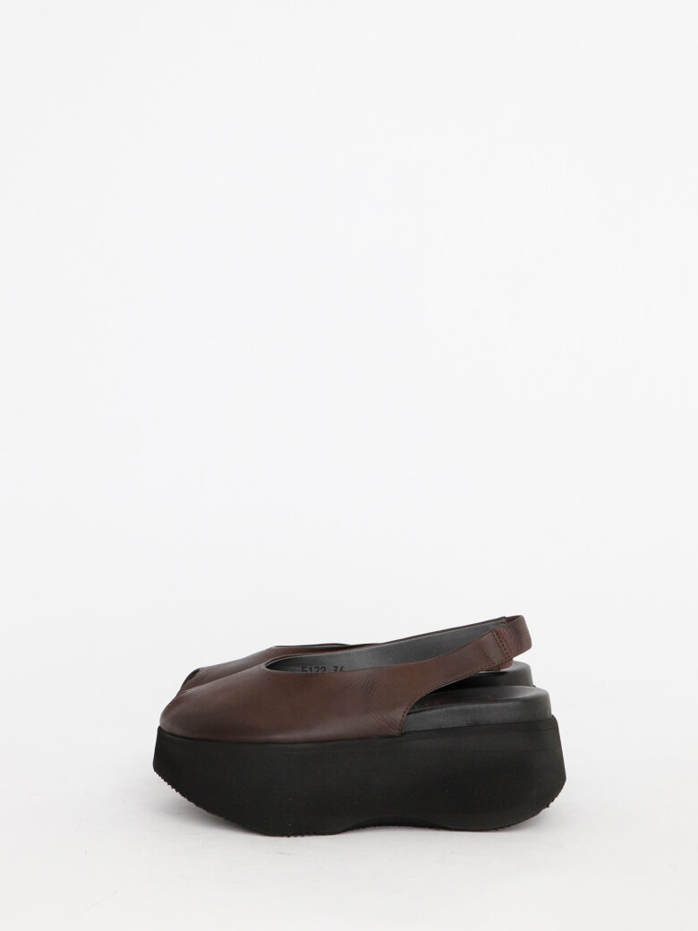 Lofina - Sandal with open toe and elastic