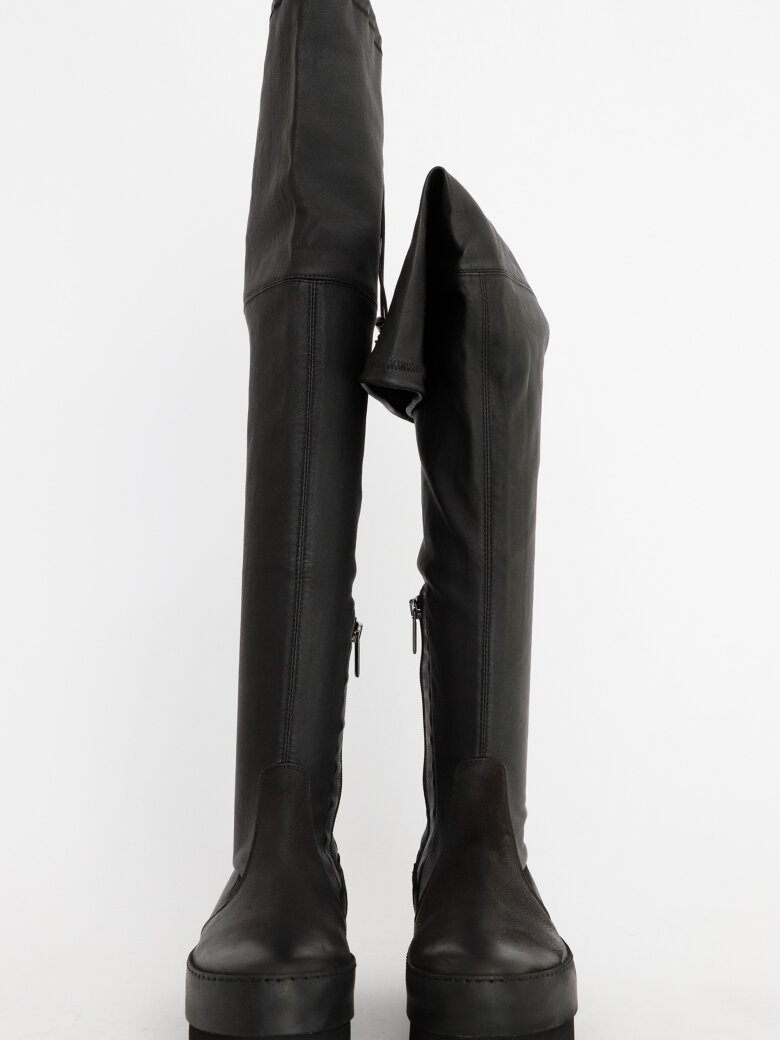 Overknee boot with zipper and lace