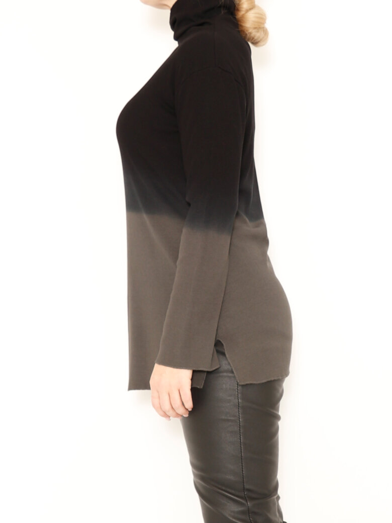 Sort Aarhus - Blouse with turtle neck and slit