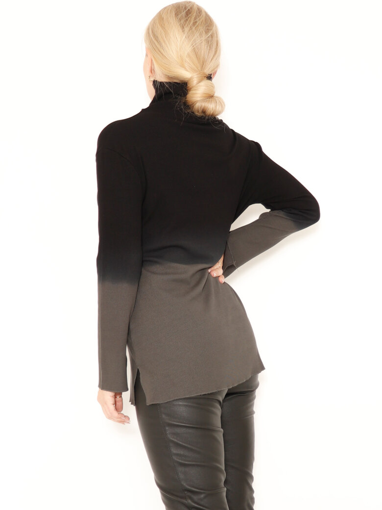 Sort Aarhus - Blouse with turtle neck and slit