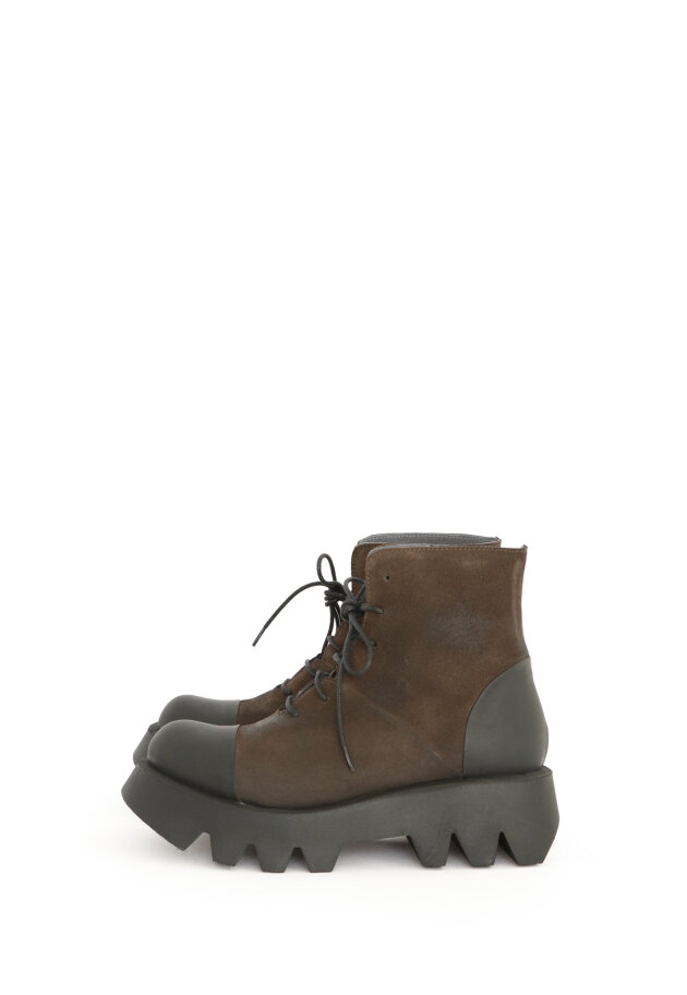 Lofina - Short boot in suede with zipper and laces