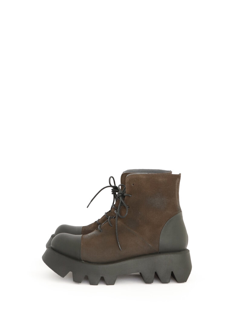 Lofina - Short boot in suede with zipper and laces