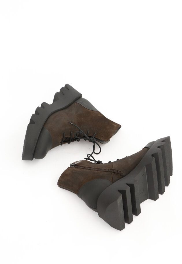 Lofina - Short boot in suede with zipper and laces