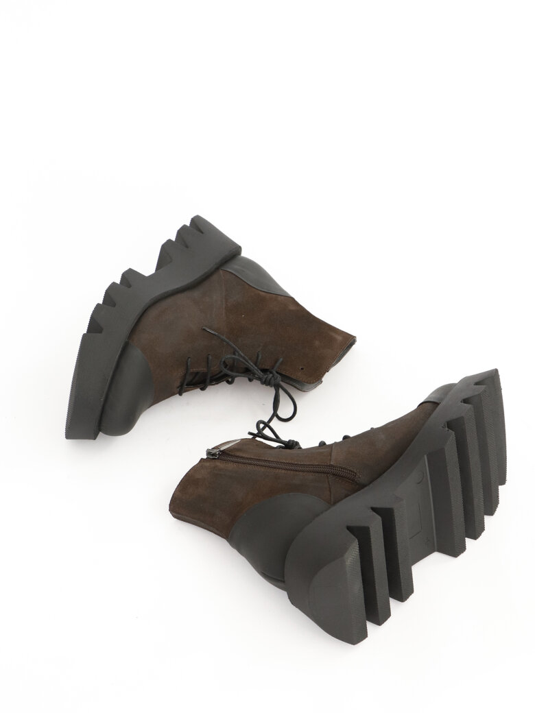 Lofina - Short boot in suede with zipper and laces