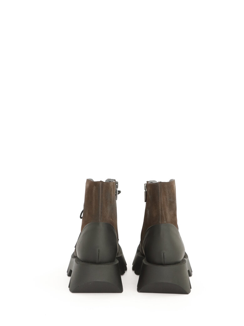 Lofina - Short boot in suede with zipper and laces