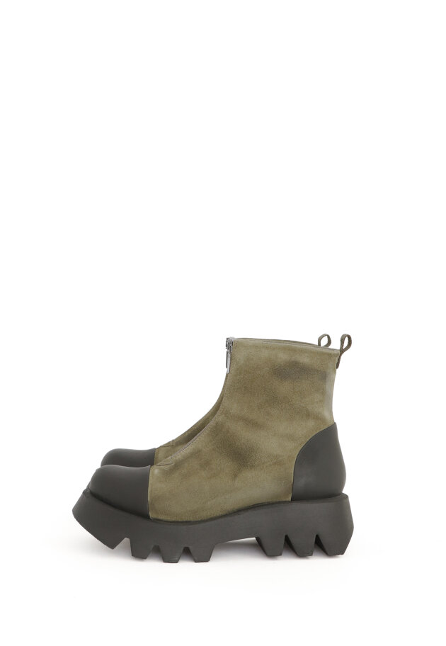 Lofina - Short boot in suede with front zipper