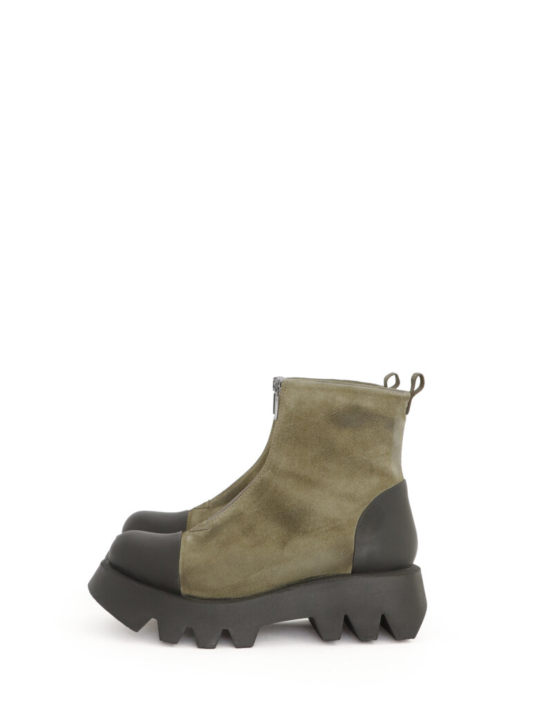 Lofina - Short boot in suede with front zipper