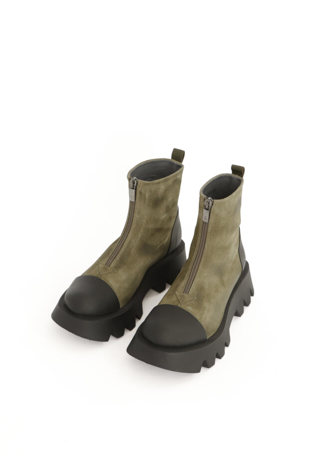 Lofina - Short boot in suede with front zipper