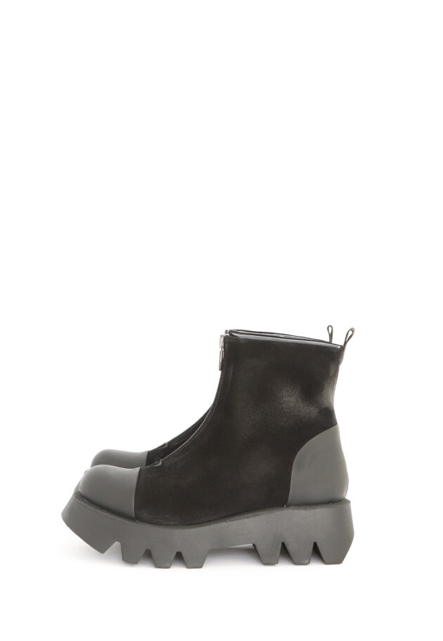 Lofina - Short boot in suede with a front zipper