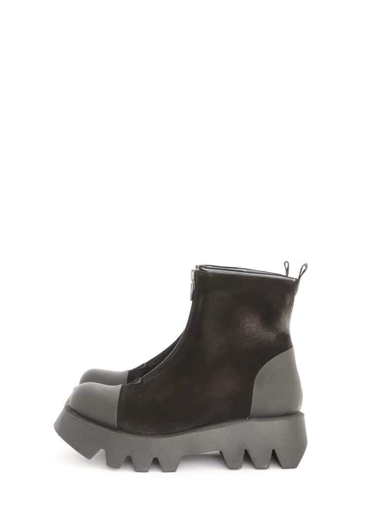 Lofina - Short boot in suede with a front zipper