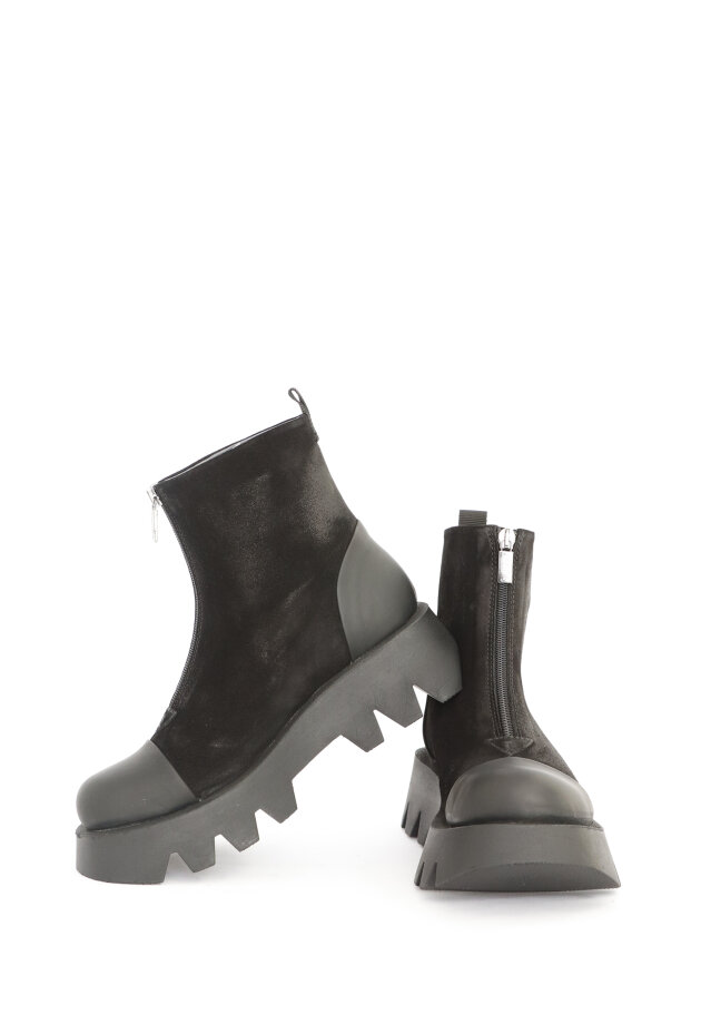 Lofina - Short boot in suede with a front zipper