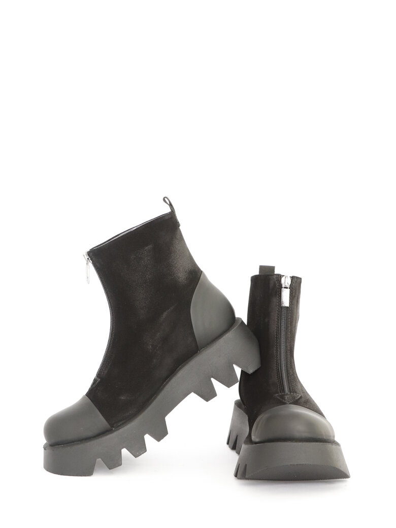 Lofina - Short boot in suede with a front zipper