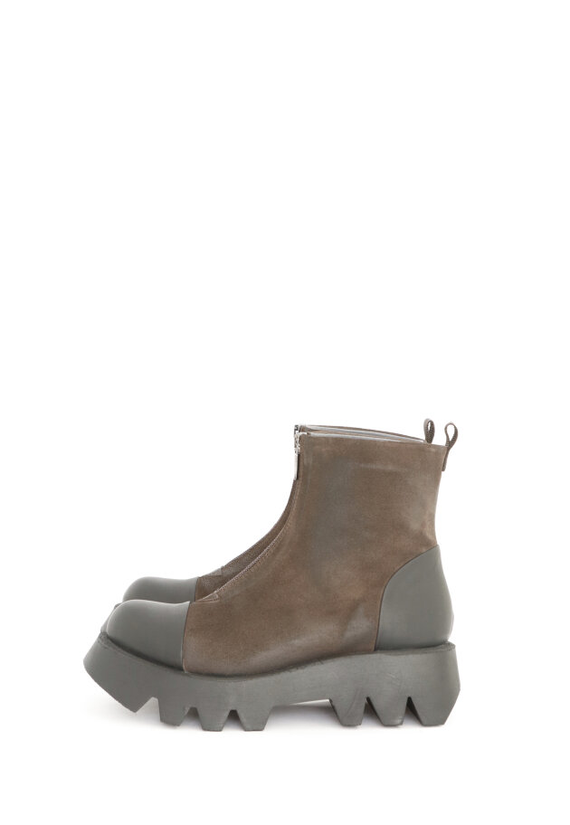 Lofina - Short boot in suede with front zipper