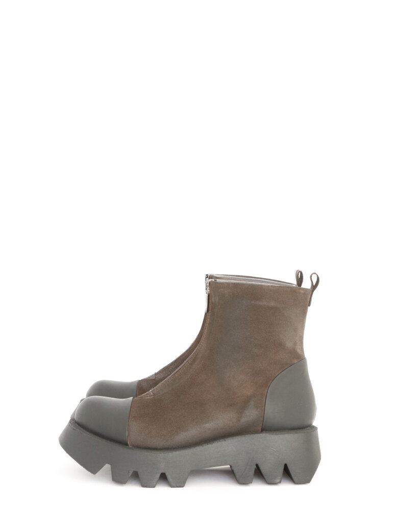 Lofina - Short boot in suede with front zipper