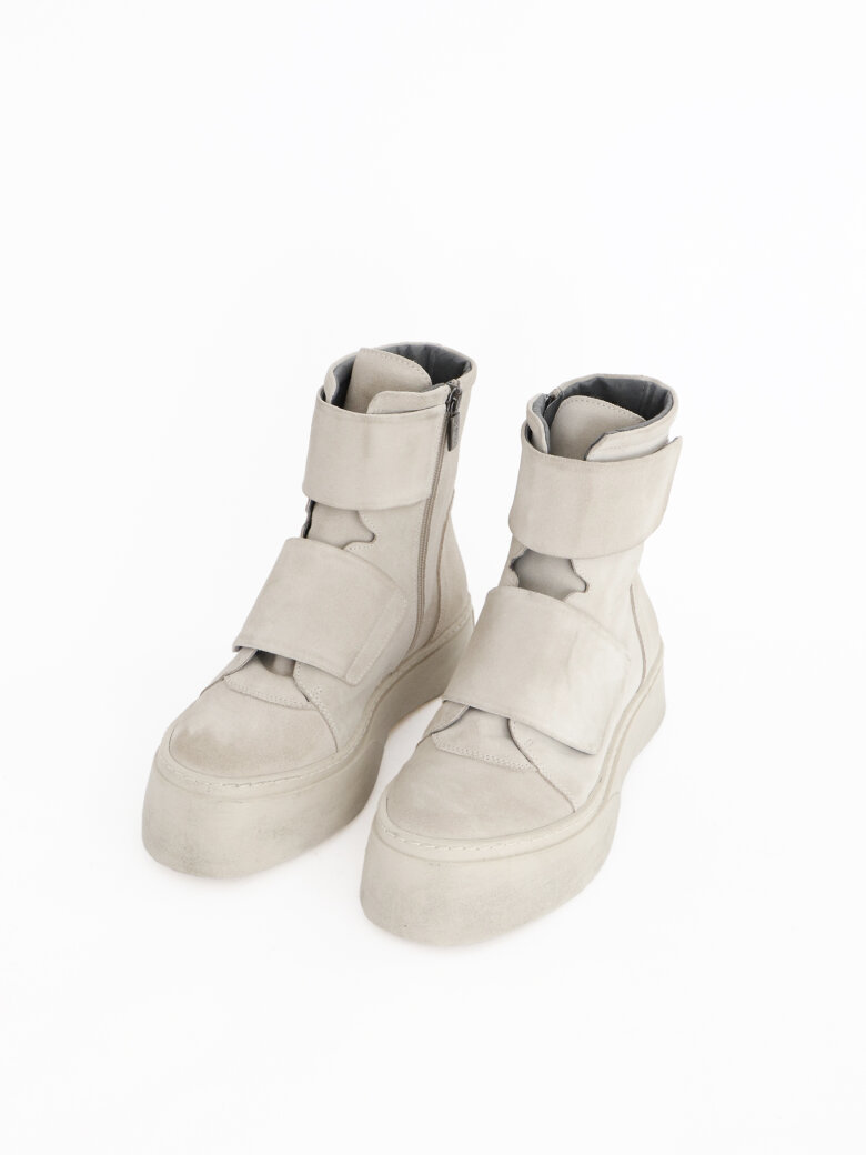 Lofina - Short boot in suede with velcro