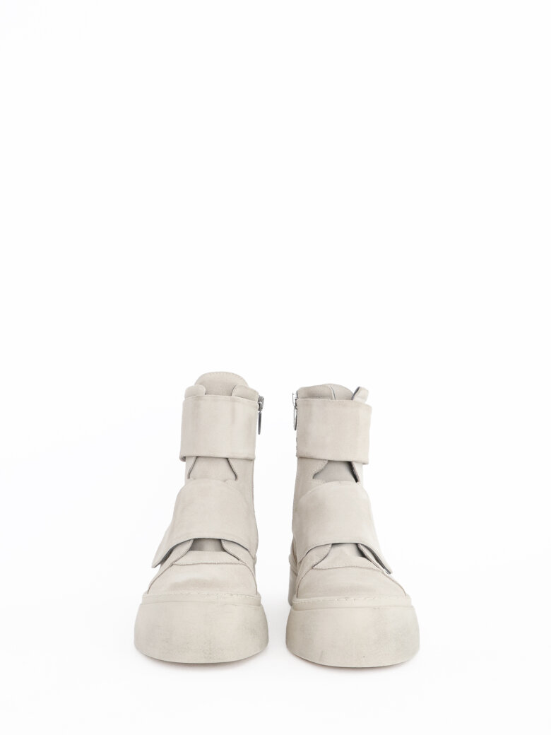 Lofina - Short boot in suede with velcro