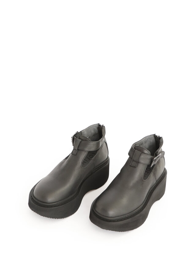 Lofina - Open shoe with platform sole