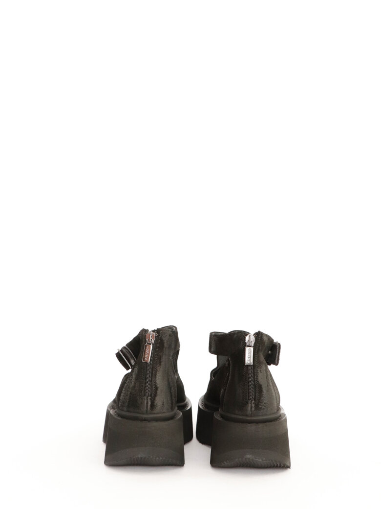 Lofina - Open shoe with platform sole