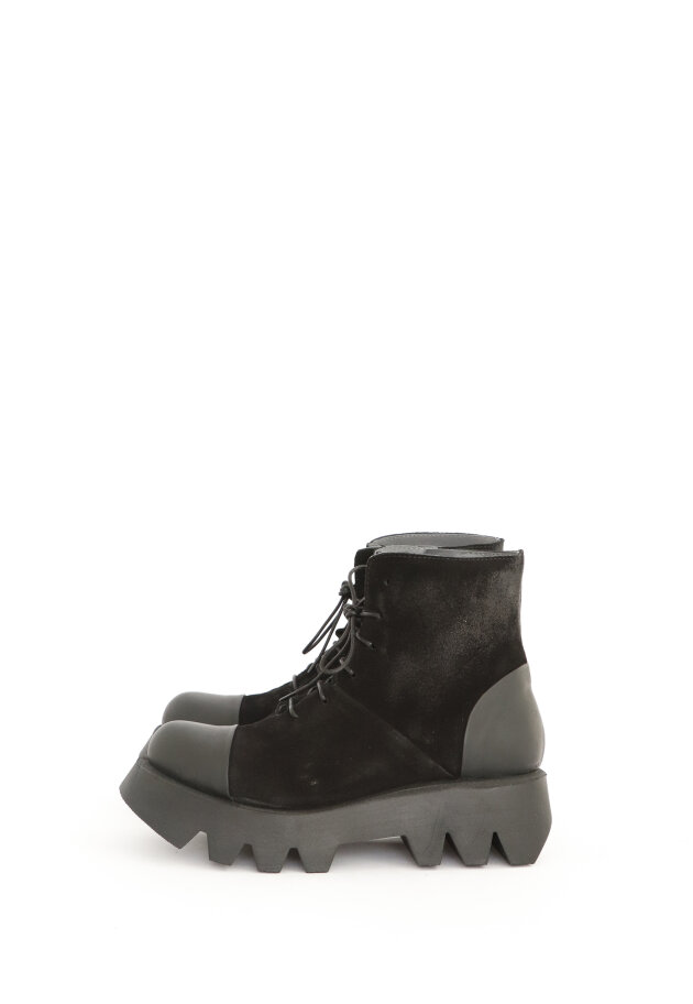 Lofina - Short boot in suede with zipper and laces