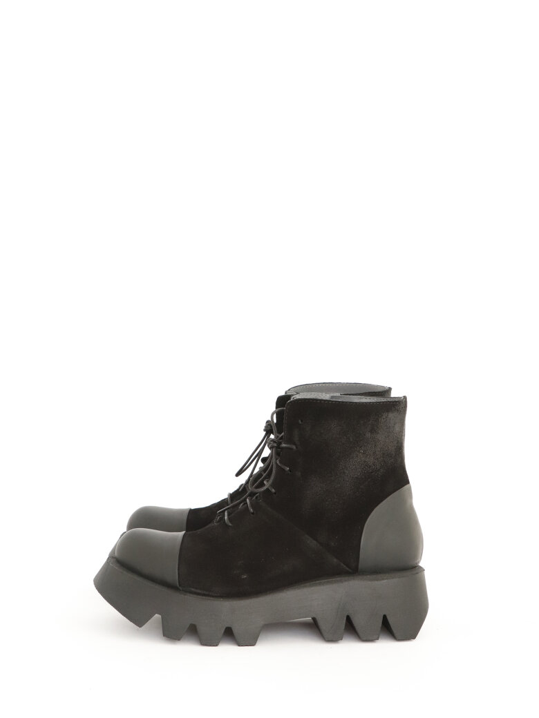 Lofina - Short boot in suede with zipper and laces