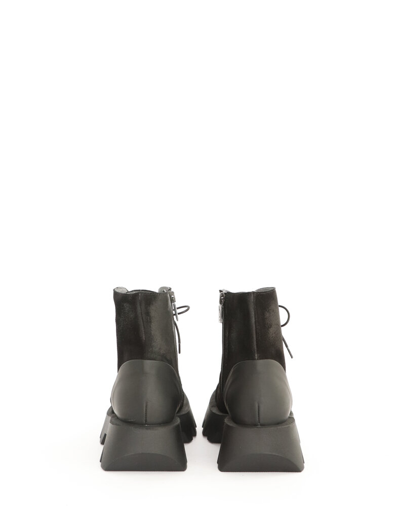 Lofina - Short boot in suede with zipper and laces