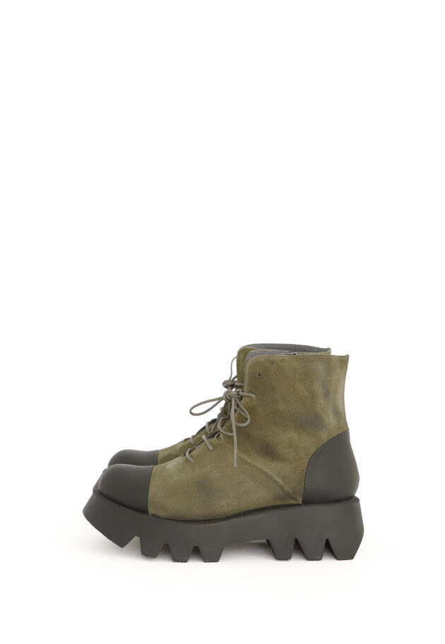 Lofina - Short boot in suede with laces and zipper.