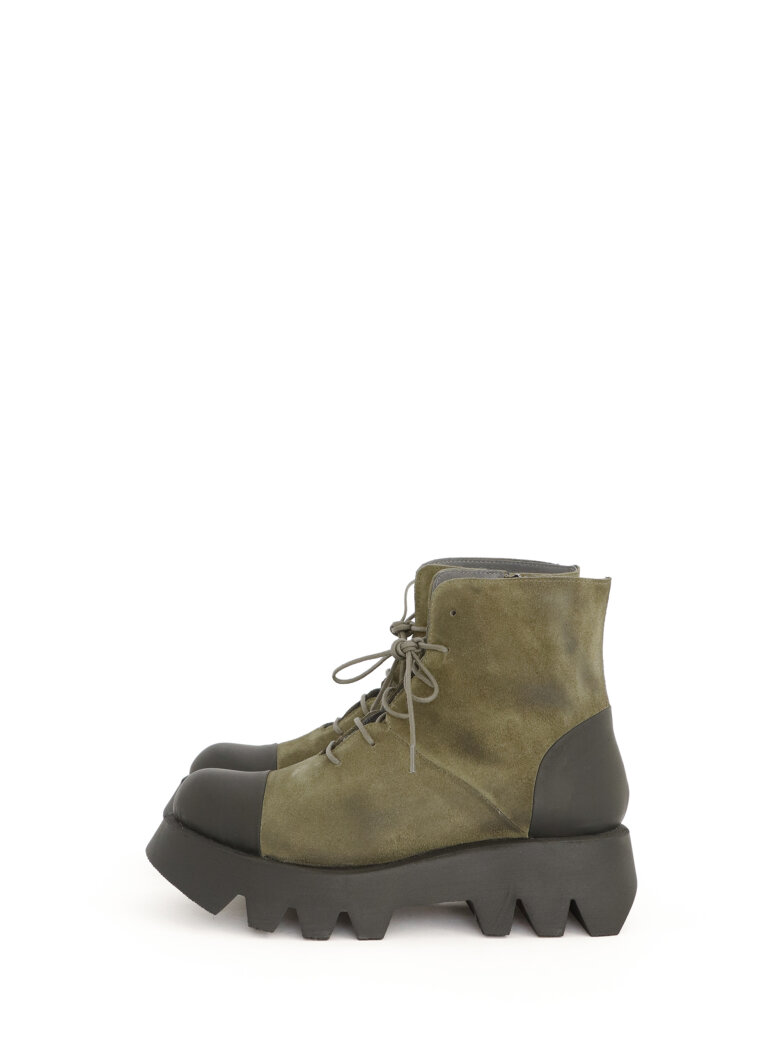 Lofina - Short boot in suede with laces and zipper.