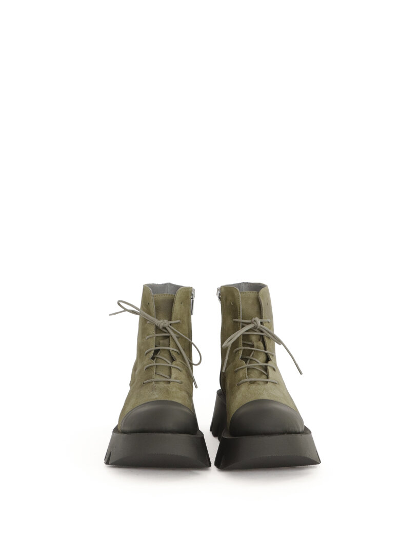 Lofina - Short boot in suede with laces and zipper.