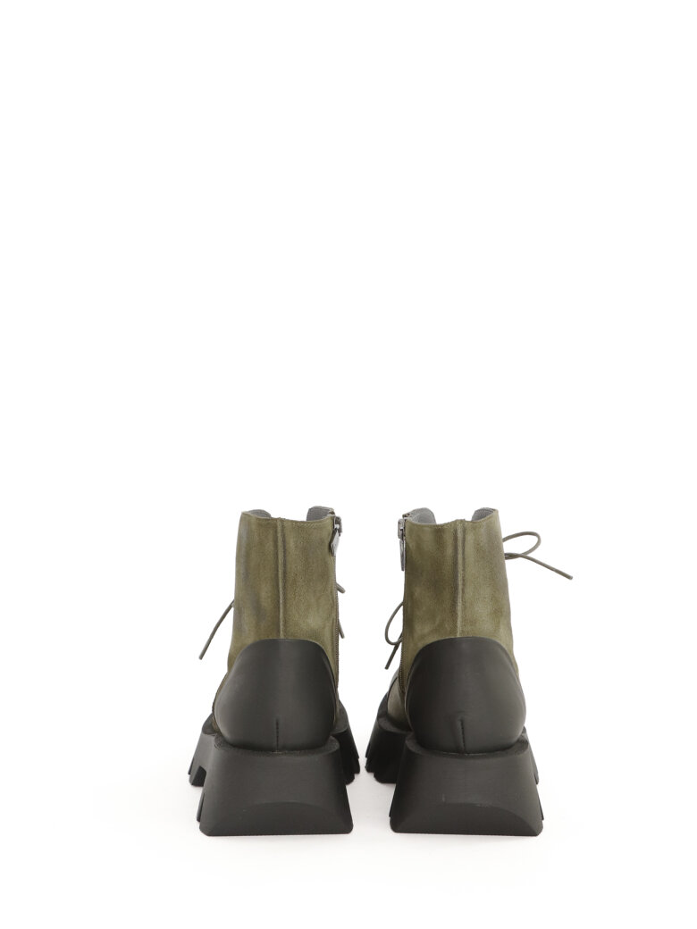 Lofina - Short boot in suede with laces and zipper.