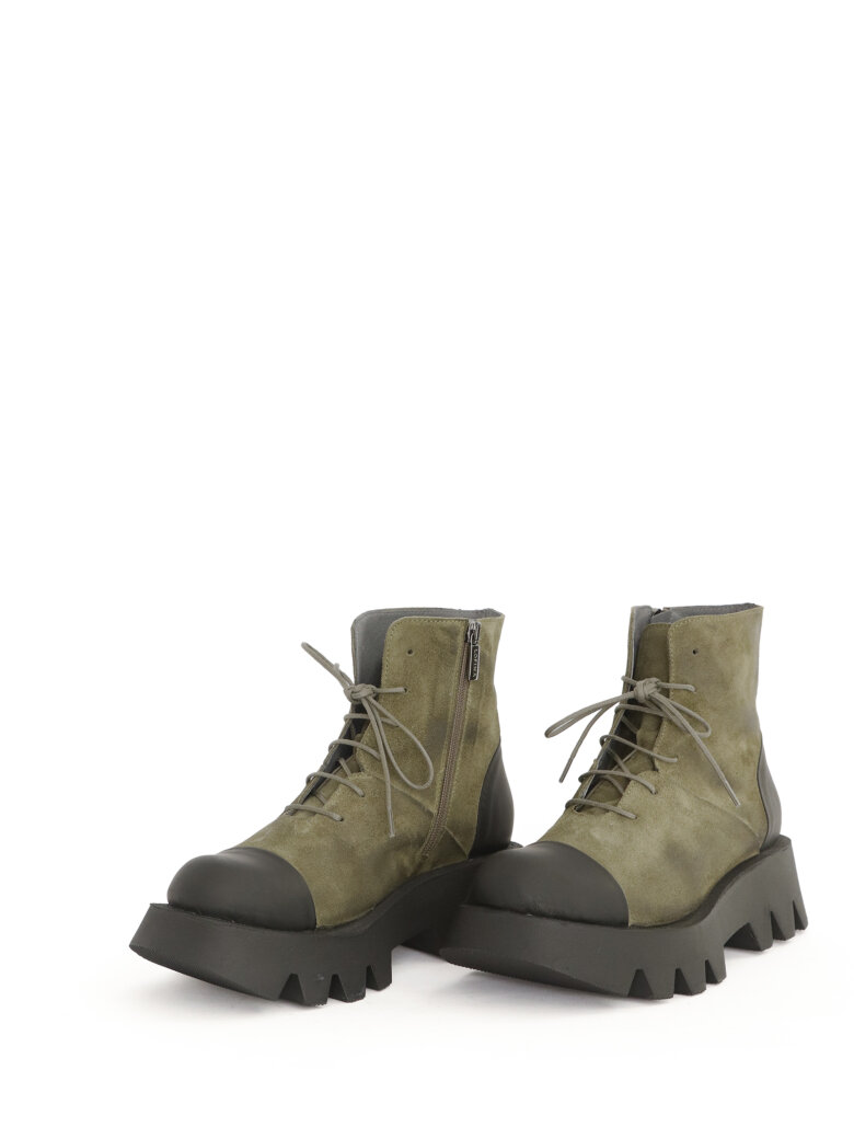 Lofina - Short boot in suede with laces and zipper.